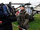 "Wien heute" beim Interview eines Wachsoldaten. (Bild öffnet sich in einem neuen Fenster)