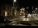 Die Panzerfahrzeuge fahren an der Staatsoper vorbei durch Wien. (Bild öffnet sich in einem neuen Fenster)