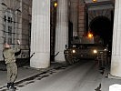 Der Kampfpanzer "Leopard" beim Durchfahren des Burgtores. (Bild öffnet sich in einem neuen Fenster)