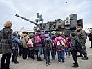 Die Panzerhaubitze M109 A5Ö umringt von einer großen Zahl von Schülern. (Bild öffnet sich in einem neuen Fenster)