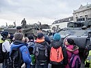 Ein Panzersoldat erklärt den Jugendlichen sein Gefechtsfahrzeug. (Bild öffnet sich in einem neuen Fenster)