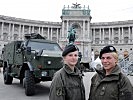 Zwei Soldatinnen informierten am "Tag der Schulen" am Heldenplatz. (Bild öffnet sich in einem neuen Fenster)