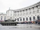 Der Kampfpanzer "Leopard" vor der Nationalbibliothek. (Bild öffnet sich in einem neuen Fenster)