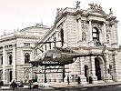 Ein Bell OH-58 "Kiowa" landet vor dem Burgtheater. (Bild öffnet sich in einem neuen Fenster)