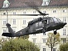 Ein S-70 "Black Hawk" landet am Heldenplatz. (Bild öffnet sich in einem neuen Fenster)