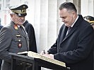 Verteidigungsminister Doskozil trägt sich in das Krypta-Buch ein. (Bild öffnet sich in einem neuen Fenster)