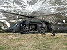1.6.: Ein "Black Hawk" nimmt in alpinem Gelände Soldaten auf. (Bild öffnet sich in einem neuen Fenster)