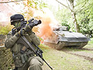 1.6.: Ein Panzergrenadier sichert, während ein Schützenpanzer vorfährt. (Bild öffnet sich in einem neuen Fenster)