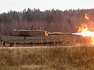 11.8.: Ein Kampfpanzer "Leopard" 2A4 feuert auf ein Übungsziel. (Bild öffnet sich in einem neuen Fenster)