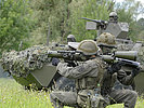 2.6.: Soldaten laden ihr Panzerwabehrrohr 66/79. (Bild öffnet sich in einem neuen Fenster)