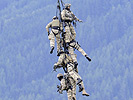 2.7.: Soldaten des Jagdkommandos werden an einem Seil hängend ausgeflogen. (Bild öffnet sich in einem neuen Fenster)