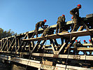 2.12.: Soldaten des Pionierbataillons 3 errichten eine Ersatzbrücke. (Bild öffnet sich in einem neuen Fenster)