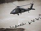 3.11.: Ein "Black Hawk" im Hilfseinsatz in Kärnten. (Bild öffnet sich in einem neuen Fenster)