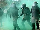 4.5.: Soldaten trainieren das Vorgehen bei Ausschreitungen. (Bild öffnet sich in einem neuen Fenster)