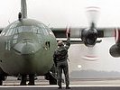 6.2.: Eine "Hercules" macht sich startklar für den Flug in den Tschad. (Bild öffnet sich in einem neuen Fenster)