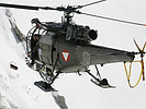 6.3.: Von einer "Alouette" III aus sprengen Alpinexperten eine Lawine ab. (Bild öffnet sich in einem neuen Fenster)