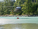 6.8.: Eine "Alouette" III nimmt Wasser zur Brandbekämpfung auf. (Bild öffnet sich in einem neuen Fenster)