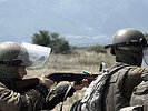 8.8.: KFOR-Soldaten trainieren das Eingreifen bei Unruhen. (Bild öffnet sich in einem neuen Fenster)