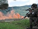 8.11.: EUFOR-Soldaten sichern einen Helikopterlandeplatz. (Bild öffnet sich in einem neuen Fenster)