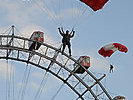 9.12.: Fallschirmspringer des Jagdkommandos über dem Riesenrad. (Bild öffnet sich in einem neuen Fenster)