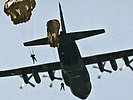 11.5.: Luftlandesoldaten springen bei der "Amadeus 2012" aus einer C-130. (Bild öffnet sich in einem neuen Fenster)