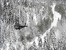 12. 1.: Ein S-70 befreit entlang einer Bahnlinie Bäume vom Schnee. (Bild öffnet sich in einem neuen Fenster)