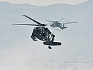 12.12.: Zwei "Black Hawks" im Landeanflug auf Camp Butmir in Sarajewo. (Bild öffnet sich in einem neuen Fenster)
