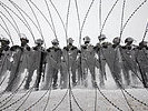 13.5.: Soldaten in "Crowd and Riot Control"-Ausrüstung stehen bereit. (Bild öffnet sich in einem neuen Fenster)