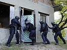 17.8.: Jagdkommando-Soldaten üben das Erstürmen eines Gebäudes. (Bild öffnet sich in einem neuen Fenster)