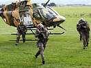 13.9.: Soldaten des Jagdkommandos bei einer Evakuierungsübung. (Bild öffnet sich in einem neuen Fenster)