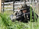 13.10.: Ein Unteroffiziersanwärter robbt durch ein Stacheldraht-Hindernis. (Bild öffnet sich in einem neuen Fenster)