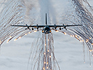 14.11.: Eine C-130 "Hercules" stößt Flares aus. (Bild öffnet sich in einem neuen Fenster)