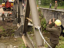 15.5.: Pioniere errichten eine Behelfsbrücke in Oberwang. (Bild öffnet sich in einem neuen Fenster)