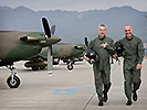 16.3.: Heinz Fischer und Gerald Klug nach einem Flug in PC-7-Trainern. (Bild öffnet sich in einem neuen Fenster)