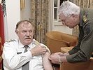17.11.: General Entacher lässt sich zum Schutz vor H1N1-Grippe impfen. (Bild öffnet sich in einem neuen Fenster)
