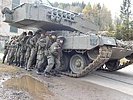 17.11.: Soldaten trainieren gemeinsam mit Kampfpanzern. (Bild öffnet sich in einem neuen Fenster)