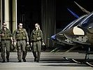 20.4.: Pilotin Oberleutnant Eva Berginc mit zwei Kameraden. (Bild öffnet sich in einem neuen Fenster)