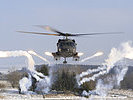 20.3.: Ein S-70 "Black Hawk" stößt Täuschkörper - Flares, aus. (Bild öffnet sich in einem neuen Fenster)