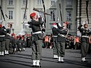 26.10.: Am Nationalfeiertag beeindruckt die Garde mit einer Exerzier-Show. (Bild öffnet sich in einem neuen Fenster)