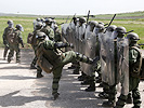 21.4.: KFOR-Soldaten trainieren im Kosovo für schwierige Einsätze. (Bild öffnet sich in einem neuen Fenster)