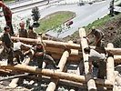 21.6.: Pioniere sichern einen instabilen Hang mit einer Krainerwand. (Bild öffnet sich in einem neuen Fenster)