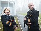 22.1.: Klaudia Tanner und Toni Faber bei einer Hundetaufe. (Bild öffnet sich in einem neuen Fenster)