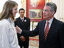 22.4.: Fischer gratuliert Andrea Mayr zu ihrem Erfolg beim Wien-Marathon. (Bild öffnet sich in einem neuen Fenster)