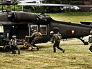 22.4.: Jagdkommando-Soldaten gehen an Bord eines S-70 "Black Hawk". (Bild öffnet sich in einem neuen Fenster)