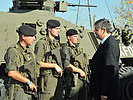 9.10.: Außenminister Michael Spindelegger im Gespräch mit KFOR-Soldaten. (Bild öffnet sich in einem neuen Fenster)