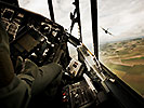 24.8: C-130 "Hercules"-Piloten im Formationsflug. (Bild öffnet sich in einem neuen Fenster)