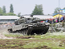 25.9.: Ein "Leopard" 2A4 bei einer Gefechtsvorführung. (Bild öffnet sich in einem neuen Fenster)