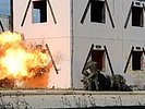 24.9.: Angehende Unteroffiziere üben das Eindringen in Gebäude. (Bild öffnet sich in einem neuen Fenster)