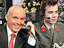 24.12.: Gerald Klug mit Soldaten der Garde bei "Licht ins Dunkel". (Bild öffnet sich in einem neuen Fenster)