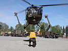 25.4.: Ein Hubschrauber landet in der Schwarzenberg-Kaserne. (Bild öffnet sich in einem neuen Fenster)
